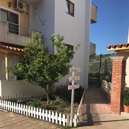 Отель Prive And Саранда